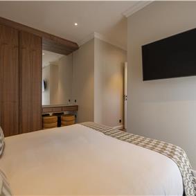 Selection of 5 bedroom seafront villas with heated pool on Ciovo near Trogir, sleeps 10